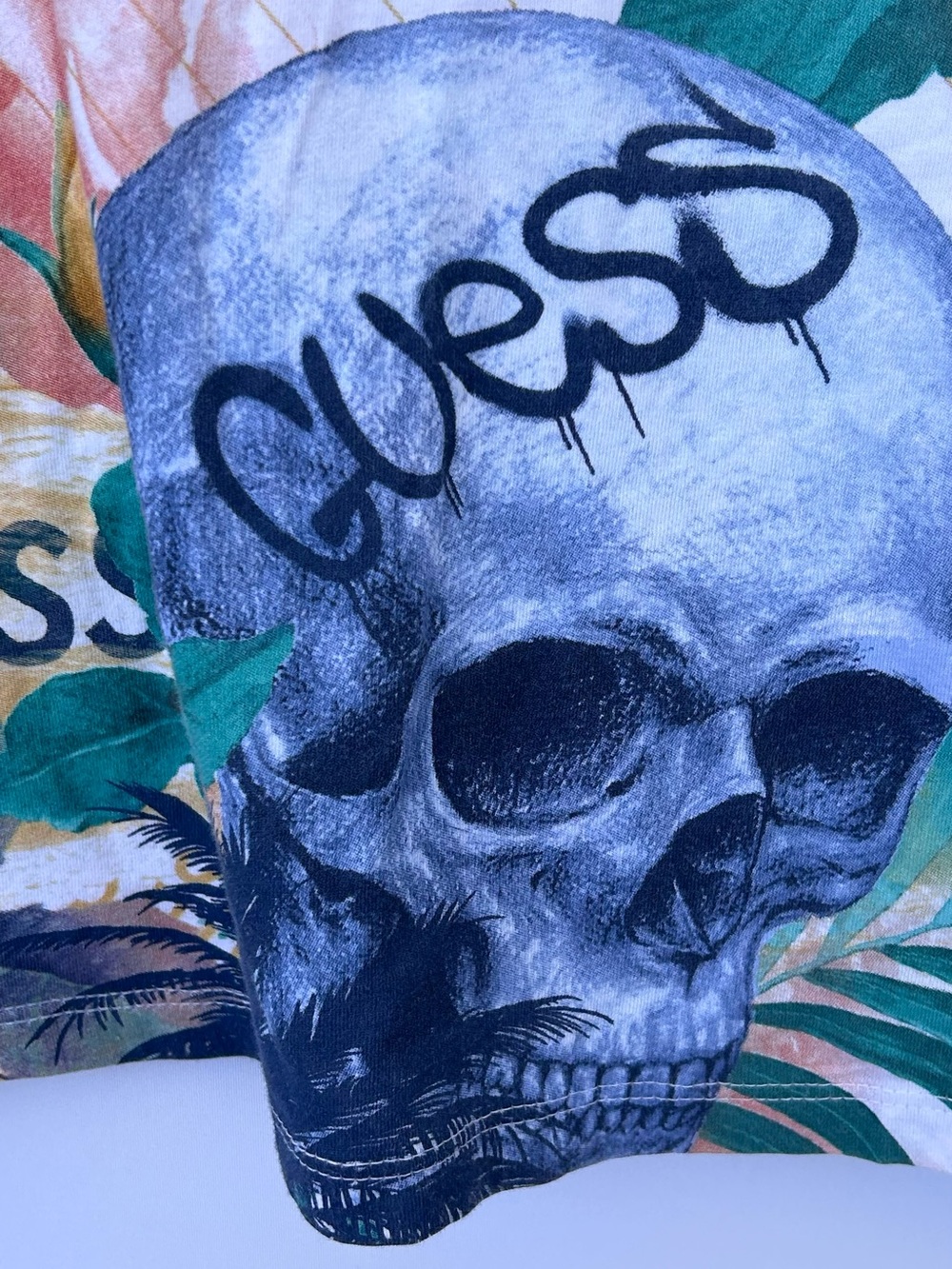 GUESS Los Angeles Men’s Allover Tropical Floral & Skulls Graphic Tee Size XXL - Picture 4 of 9